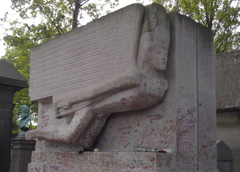 Памятник на могиле Оскара Уайльда